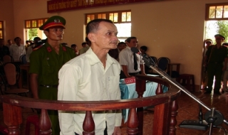 Chồng vũ phu dùng dao đâm vợ