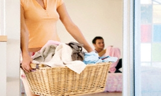 Chủ quán cà phê “tòm tem” bé gái giúp việc