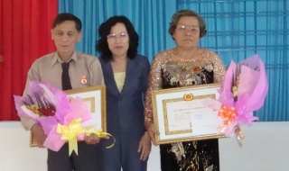 Gò Dầu: Trao huy hiệu 40, 50 năm tuổi Đảng