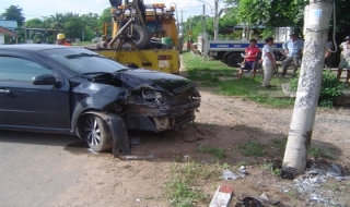 Ôtô bể bánh tông trụ điện
