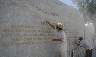 Khắc “Hịch Tướng sĩ” bên bờ biển Nha Trang