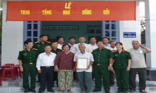 Châu Thành: Trao tặng nhà đồng đội