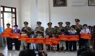 Viếng nghĩa trang liệt sĩ nhân kỷ niệm 30 năm Ngày thành lập Tổng cục Xây dựng lực lượng CAND