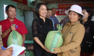 Tặng quà cho người dân nghèo huyện Tân Châu