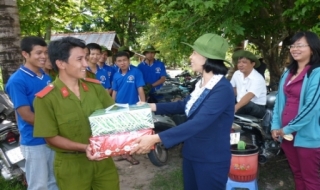 Châu Thành: Thăm, tặng quà cho SV tình nguyện hè