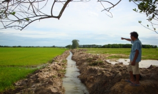 An Bình - Châu Thành: Cưỡng chế móc đất làm mương trái quy định?