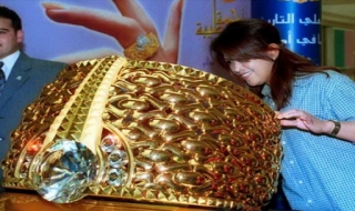 Chiếc nhẫn vàng... to hơn người