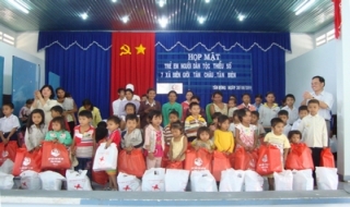 Tây Ninh: Tặng quà cho trẻ dân tộc thiểu số nghèo huyện Tân Biên, Tân Châu