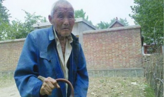 Ông lão mọc sừng trên tay
