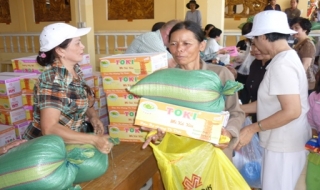 Châu Thành: Tặng quà cho người tàn tật và NNCĐDC