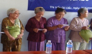 Gò Dầu: Tặng thẻ BHYT cho phụ nữ nghèo