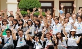 Thanh niên Việt kiều bảo vệ môi trường ở Hạ Long