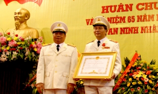 Lực lượng ANND đón nhận nhiều phần thưởng cao quý