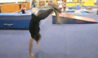 Khuyết một chân vẫn nhào lộn điêu luyện