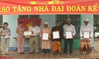 Tân Châu: Bàn giao nhà ĐĐK cho hộ nghèo dân tộc Chăm