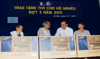 Lãnh đạo tỉnh: Thăm và tặng tivi cho các hộ nghèo huyện Trảng Bàng, Gò Dầu