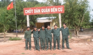 Dân quân bắt kẻ trộm xe máy bán sang Campuchia