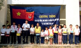 Đoàn khối CNVC: Trao học bổng cho học sinh nghèo hiếu học huyện Bến Cầu