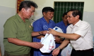 Tặng quà đối tượng chính sách nhân ngày 27.7