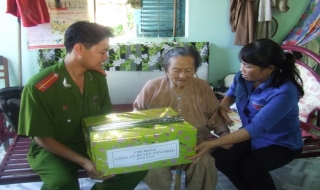 Huyện đoàn Tân Châu: Tặng quà cho các gia đình chính sách