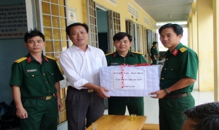 Trảng Bàng: Thăm và tặng quà các chiến sĩ làm công tác dân vận