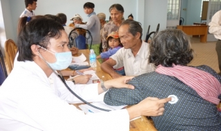 Đoàn y bác sĩ TP.HCM: Khám bệnh, cấp thuốc miễn phí cho bà con nghèo huyện Châu Thành
