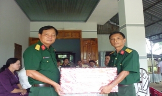 Thăm và tặng quà các chiến sĩ làm công tác dân vận tại xã Bình Minh, Thị xã