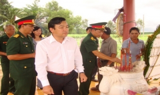 Tân Châu: Viếng bia tưởng niệm AH-LS Sư đoàn 9