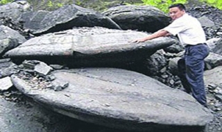 Thợ mỏ Trung Quốc đào được “đĩa bay”