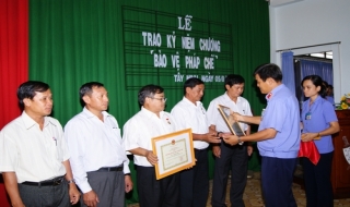 Viện KSND tỉnh: Trao Kỷ niệm chương cho các cán bộ lãnh đạo và KSV
