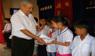 Hội Khuyến học tỉnh: Trao học bổng cho học sinh huyện Bến Cầu