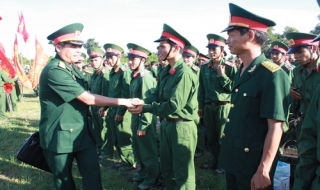 Trung tướng Nguyễn Quốc Khánh, Phó Tổng Tham mưu trưởng QĐNDVN kiểm tra tại Sư đoàn 5