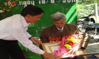 Tân Châu: Trao tặng huy hiệu 60, 40 năm tuổi Đảng