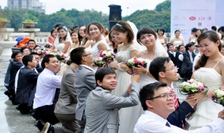 100 đôi uyên ương cầu hôn tập thể ở Việt Nam