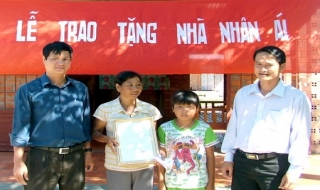 Châu Thành: Tặng nhà nhân ái cho đội viên nghèo