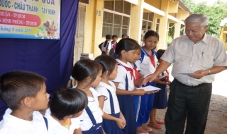Trao học bổng cho học sinh nghèo huyện Châu Thành