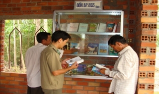 Nâng cao ý thức chấp hành pháp luật của cán bộ, nhân dân từ tủ sách pháp luật