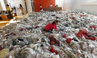Thi nhau bới rác... tìm vàng