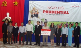Prudential VN: Trao học bổng cho học sinh nghèo huyện Tân Châu