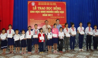Tân Châu: Trao học bổng cho học sinh nghèo hiếu học