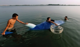Nông dân tự chế tàu lặn