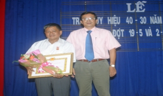Trao huy hiệu Đảng cho 3 đảng viên ở Châu Thành