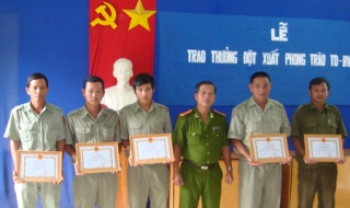 Công an Gò Dầu: Khen thưởng đột xuất cho cá nhân có thành tích xuất sắc trong phong trào Toàn dân bảo vệ ANTQ