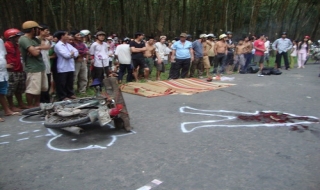 Mô tô đấu đầu, 1 người chết vì văng vào bánh xe máy kéo