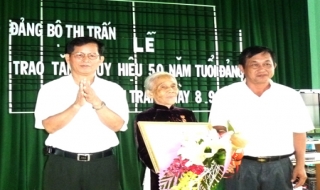 Châu Thành: Trao huy hiệu 50 năm tuổi Đảng