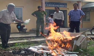 Huyện DMC: Tiêu huỷ 1.520 gói thuốc lá ngoại nhập lậu và 0,339gram heroin