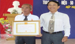 Gò Dầu: Trao huy hiệu 50 năm tuổi Đảng