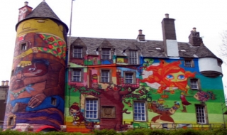 Độc đáo lâu đài graffiti ở Scotland