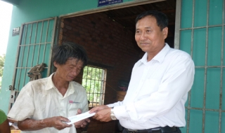 Châu Thành: Thăm và tặng quà cho gia đình ông Lê Văn Oanh