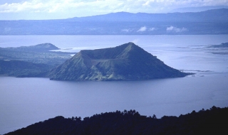 Khám phá sự kỳ thú của núi lửa mẹ con ở Philippines